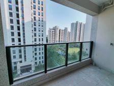 真实房,随时能看开发商装修。业主诚心出售,靠近小区中心花园