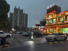 做叶满厨的房东十字路口旁门口停车场单价6000左右稳定租约