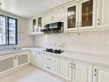 飞机户型大三房,总高6楼的3楼,小区正中心位置,看房方便随时