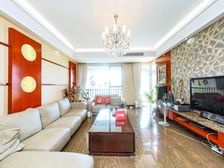 户型方正的,使用率很高的,通风采光非常不错的