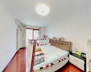店在西环里对面,推荐一居室,商圈力荐,看房方便,90多W