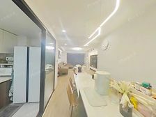 新上精装飞机大三房,不靠马路,中间楼层,自住保养好,通风向阳