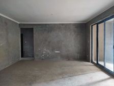 九曲河轻轨站 大花园 带地下室 4房 次新洋房