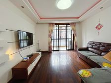 小区中间位置,离地铁,宝龙近。中间楼层