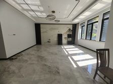 豪华新装修新风系统中央空调地暖,前后大花园,送车位,边套户型