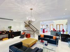 可看房。武康路洋房,迷人的环境,带花园。近武康大楼,卫乐园