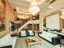 世茂带露台复式,有游泳池,价格空间很大,