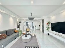 新装两年上叠加别墅,高品质小区,入室车库可停三辆车,满五