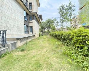 万科物业,端户大花园,地下室全明,共四层,利用率高,三面采光