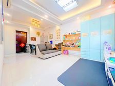 一楼带花园,精装修自住保养好,近地铁口