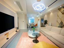 ,狮子坪轻轨站附近,全新装修大三房急售,出行方便配套齐全