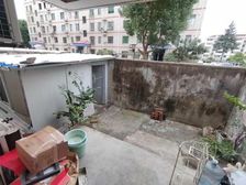 1楼赠送大院子 已搭小房间,现浇房 诚心出售 位置好