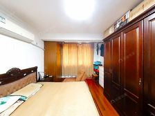 新出好房,小区中间位置,中楼层,诚心出售,装修干净清爽。