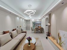 空港轻轨旁 中国摩精装3室2厅2卫 现代轻奢风格 电梯房