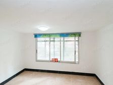 一楼带院子,屋内使用面积大,10/18号地铁线,不靠马路