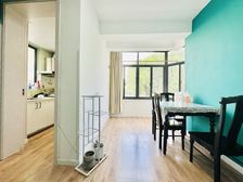 客厅带阳台,房东已买必出售,正对花园采光好,送精装修家具家电