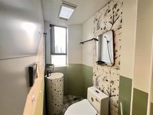 本周必卖,精装两房,总价低 地铁 ,满五年。采光好