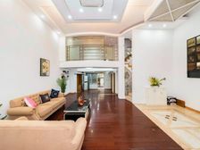 高端纯别墅区,300花园地下室,税费各付,看房方便.诚意出售