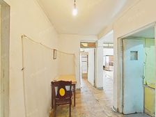 小区花园位置,中间楼层,一梯三户,看房有钥匙,南户采光户型