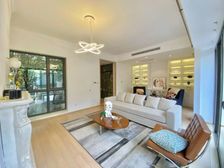 林茵湖畔新出错层联排别墅中间位置 可停两部车