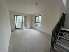 居住密度低 车位充足 临地铁 房龄新 南北通透 商品住宅