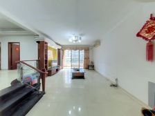 小区中间位置。南向.环境优雅. 南向 优越视野宽,交通便捷绿