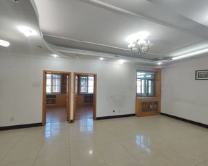 妇幼家属楼 南北大三居 中间层 小区正在升级改造中