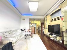 新上大两房!中间楼层!商品房小区,居家环境好,车位充足!