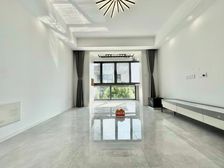 大两房 密度低 中间楼层采光好 精装可拎包入住 电梯房