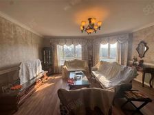 二手房中的 选择位置 全明空间阳光撒进床头,车随便停