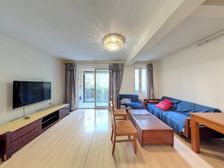 万科花园小城一室一厅是全明户型,可以改成两房,底楼带院子满5