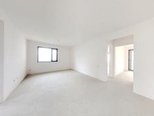 户型通透 房间自带阳台 纯毛坯空间感好