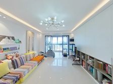 此房满五 唯 一,一梯一户,刷卡入户 有产权车位