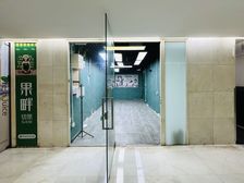 国贸临街底商 40平方正铺面 美发遗留装修 6000/月