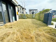 万科棠樾现代庭院别墅 地势高朝南向 挑空客厅带电梯井