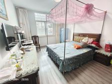 底楼送四十平转角大院子!精装修三年全送!前排无遮挡!有车位!