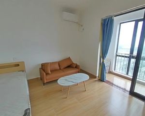 此房是毛坯公寓房,西南向中层采光好通风透气证过二!