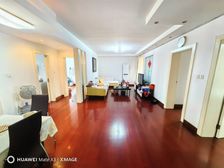 3房2卫3楼带车位和车库,整个小区只此一套,诚心出售!