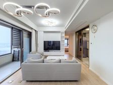 万科青藤公园电梯房顶层,2021年次新房精装三室可看一线江景