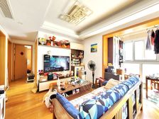 19年的次新小区 中间位置 中间楼层 近万达 满足日常所需