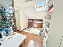 金桥四房!正中心位置,电梯顶楼大复式, 一套,先到先得!