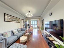 此房满五年,3+1户型精装修拎包入住,靠别墅高楼层。