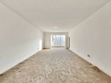 从业10年 中间楼层小三居 看房随时 毛坯房