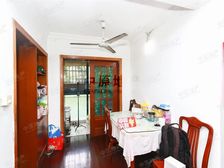 一梯两户,主卧朝南,小区中心位置,居家装修,诚意出售