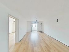 新上!少有一梯一户,送入室花园 ,高区,有固定车位 ,已空关