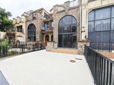 122万售刚装修别墅,看中可谈,前后花园,大露台。富力湾别墅