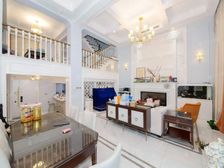 业主近五年全新装修,挑高客餐厅,北入户南花园200平