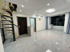 精装修带阁楼!可做三房两卫 小区房龄新 电梯入户 看房随时