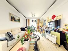 新出笋盘,接受江南动迁,一梯两户,小区中心位置,有车位。