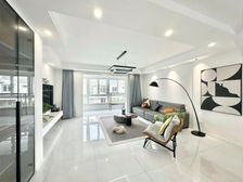 新装两年上叠加别墅,高品质小区,入室车库可停三辆车,满五年